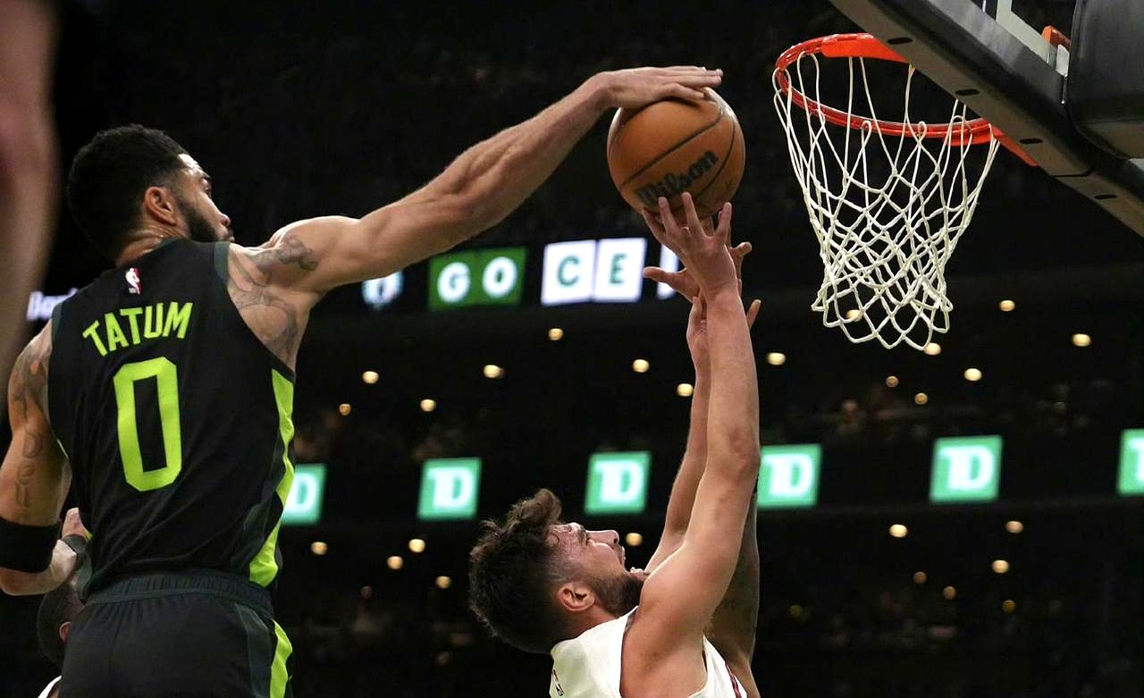 包含切尔西不断突破！，塔图姆连续七场比赛得分超过出色防守全场沸腾不已的词条